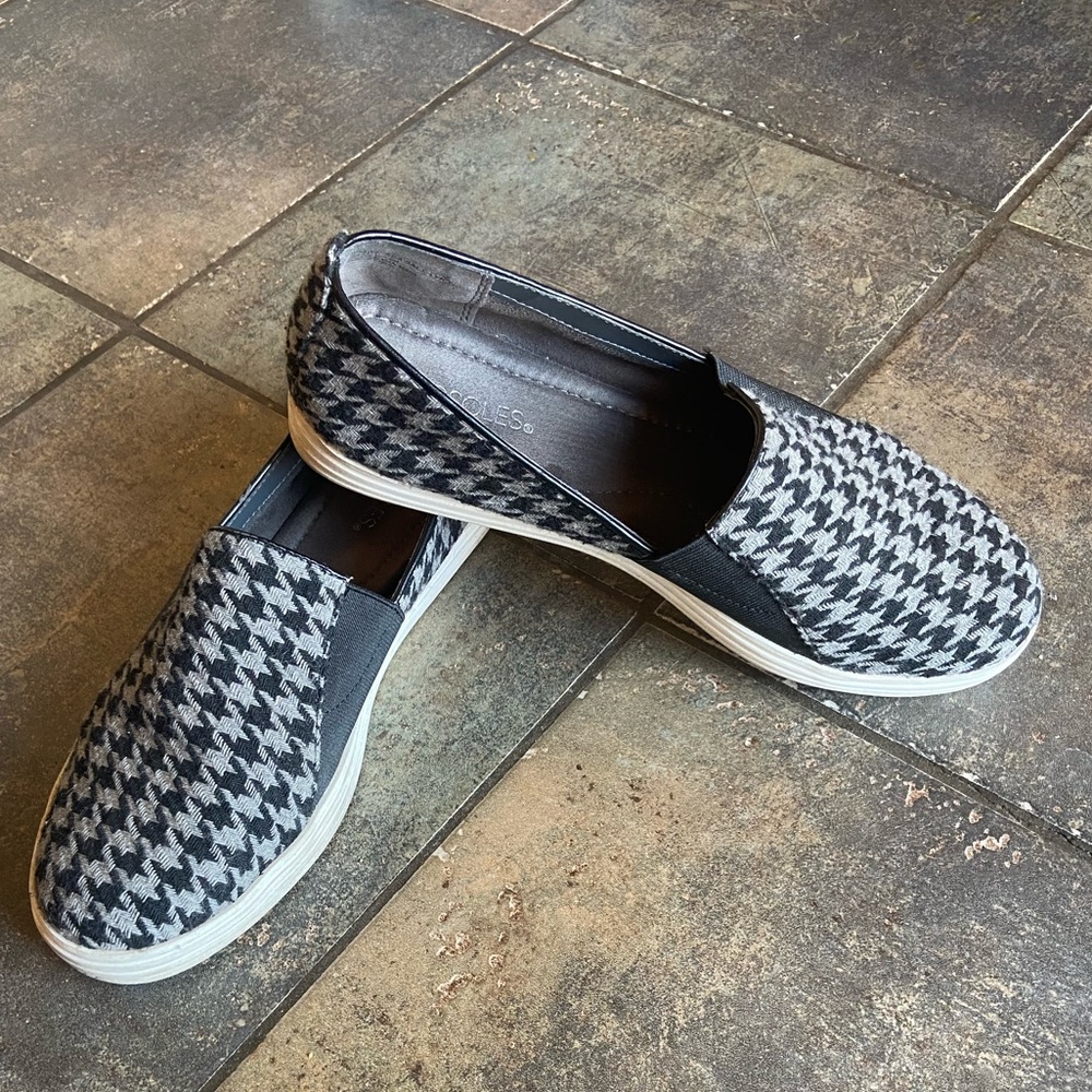 Aerosoles slip on shoes black and white sneakers - size 9.5